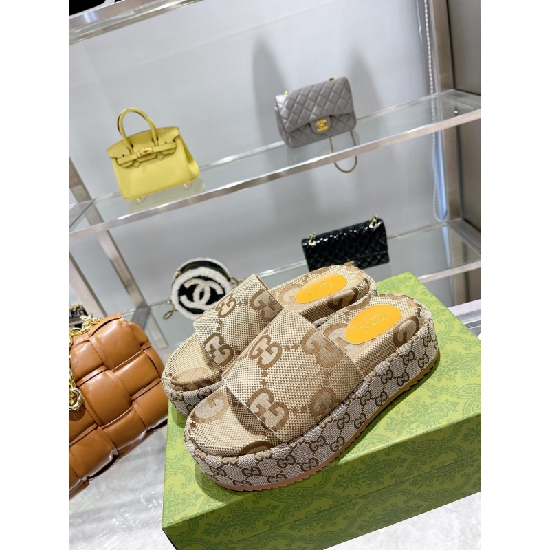 G*u*i slippers
